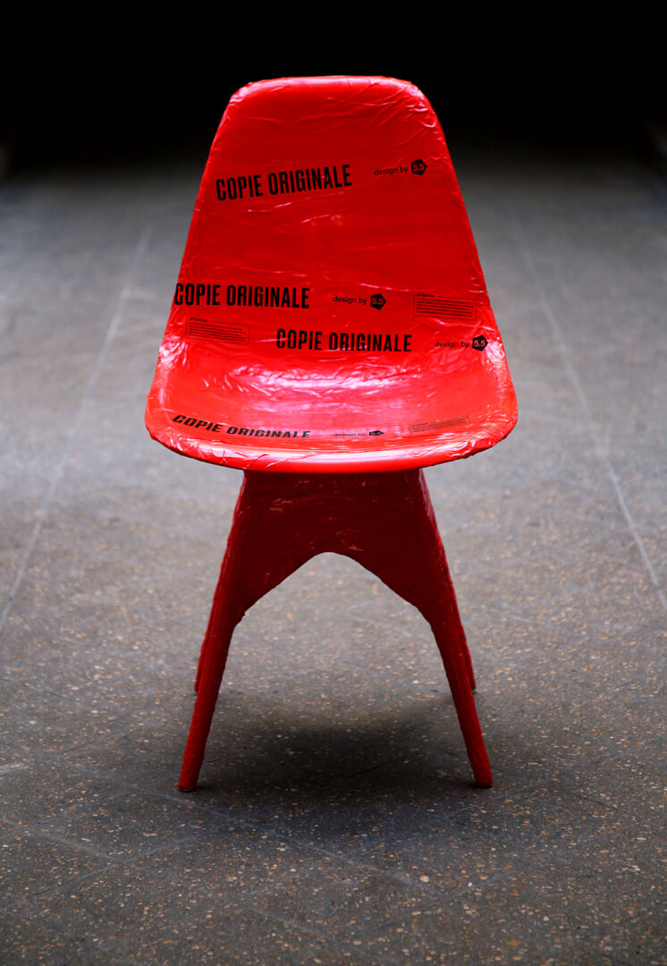 Contrefaçon de chaise DSW de Eames enrubannée par 5.5 pour l'exposition